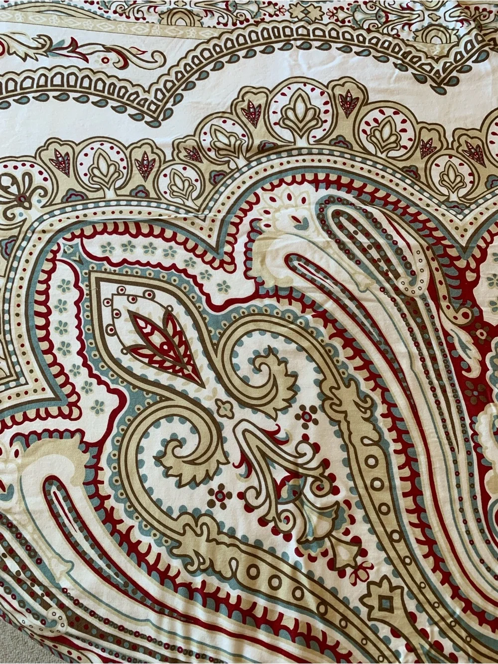 Cream and Red Paisley Star-Patterned Queen Duvet Cover and Pillow Shams (2)